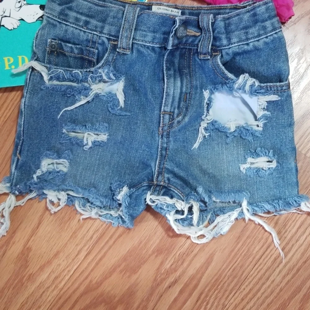 Distress shorts‎ and ruffle top